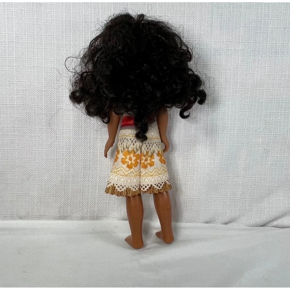 Disney Moana of Motunui 11 Inch Fashion Doll with Signature Outfit and Necklace